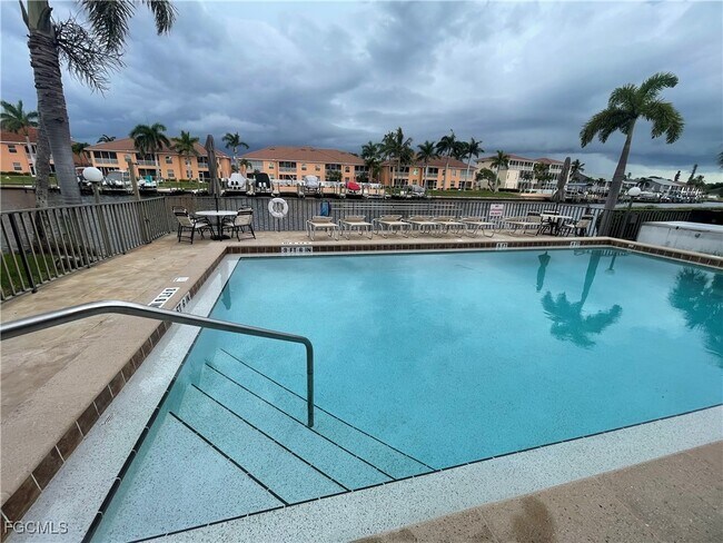 4525 Country Club Blvd in Cape Coral, FL - Building Photo - Building Photo