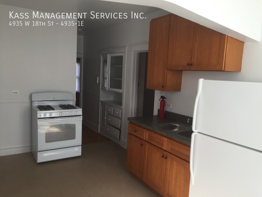 4935 W 18th St in Cicero, IL - Building Photo