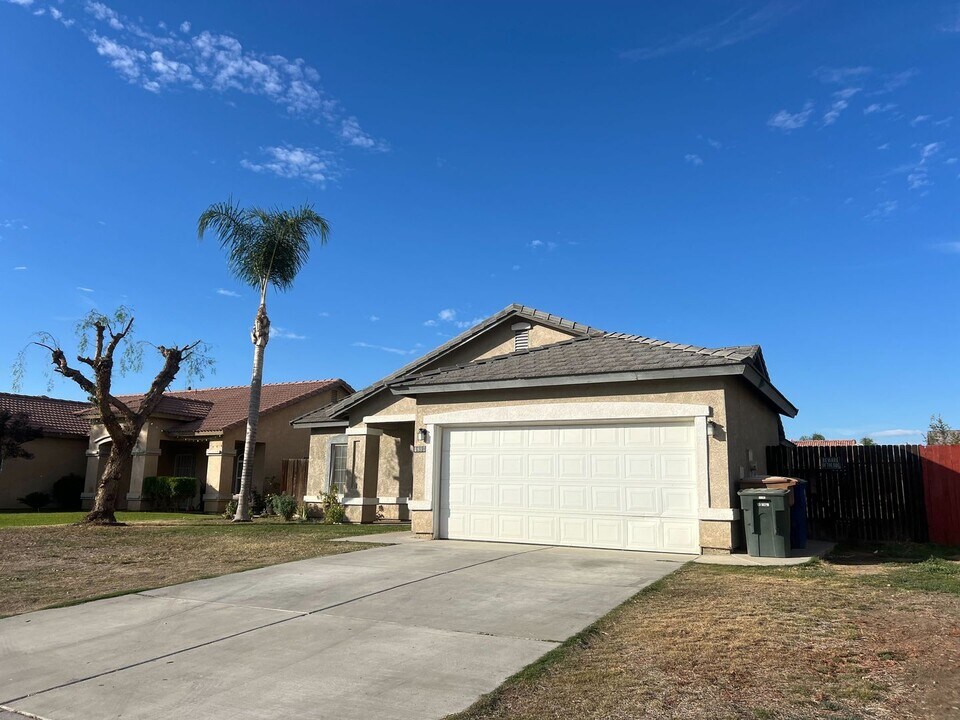 1208 Bachelor St in Bakersfield, CA - Building Photo
