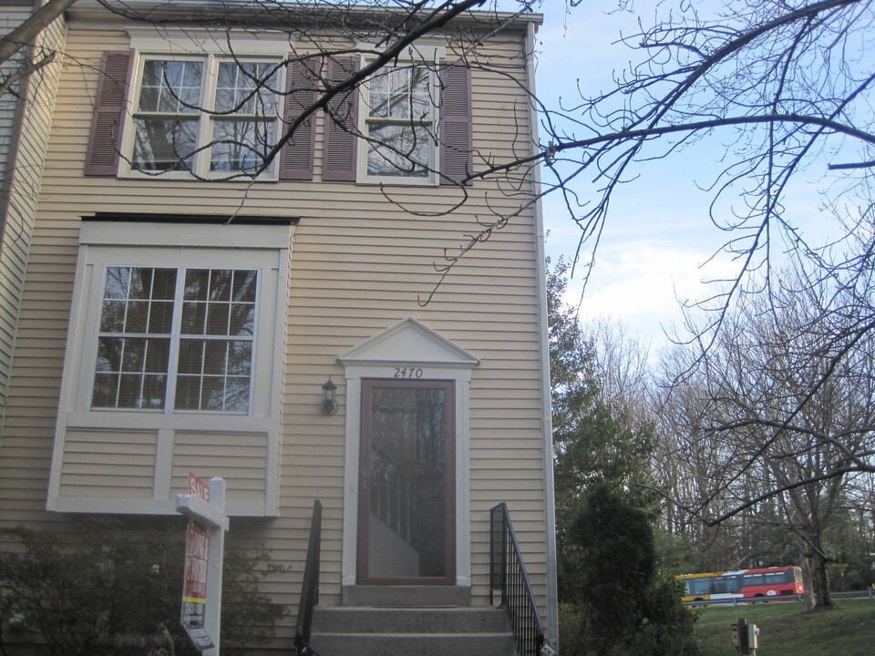 2470 Ridgehampton Ct in Reston, VA - Building Photo