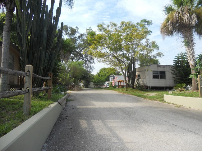 Silverbreeze Mobile Home Park in Titusville, FL - Foto de edificio - Building Photo