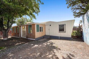 5411 4th St NW in Albuquerque, NM - Building Photo