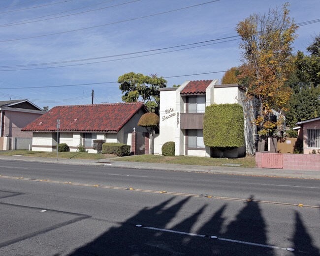 Villa Descanso Apartments in Garden Grove, CA - Foto de edificio - Building Photo