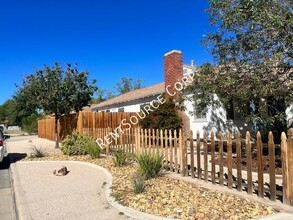 37903 Palm Vista Ave in Palmdale, CA - Building Photo - Building Photo