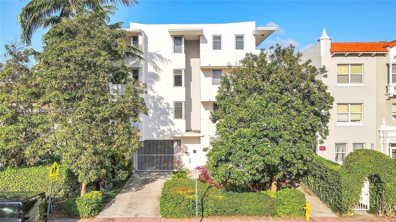 1532 Drexel Ave, Unit 300 in Miami Beach, FL - Building Photo