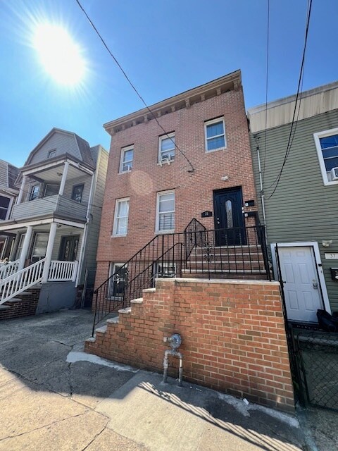 35 Vroom St, Unit Garden Apt in Jersey City, NJ - Building Photo