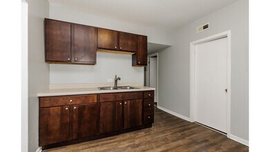 4504 W Fullerton Ave in Chicago, IL - Foto de edificio - Building Photo