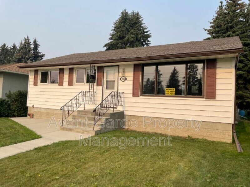 7004-7083 83 St NW in Edmonton, AB - Building Photo