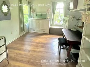 1300 Park W Blvd in Mount Pleasant, SC - Building Photo - Building Photo