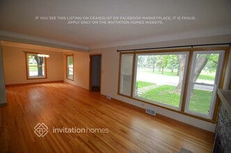 3058 NE Stinson Blvd in Minneapolis, MN - Foto de edificio - Building Photo