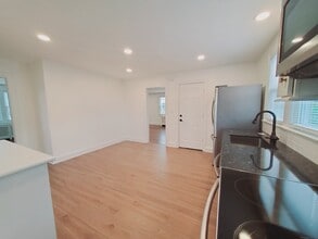 16 Highland Rd in Greenwich, CT - Building Photo - Building Photo