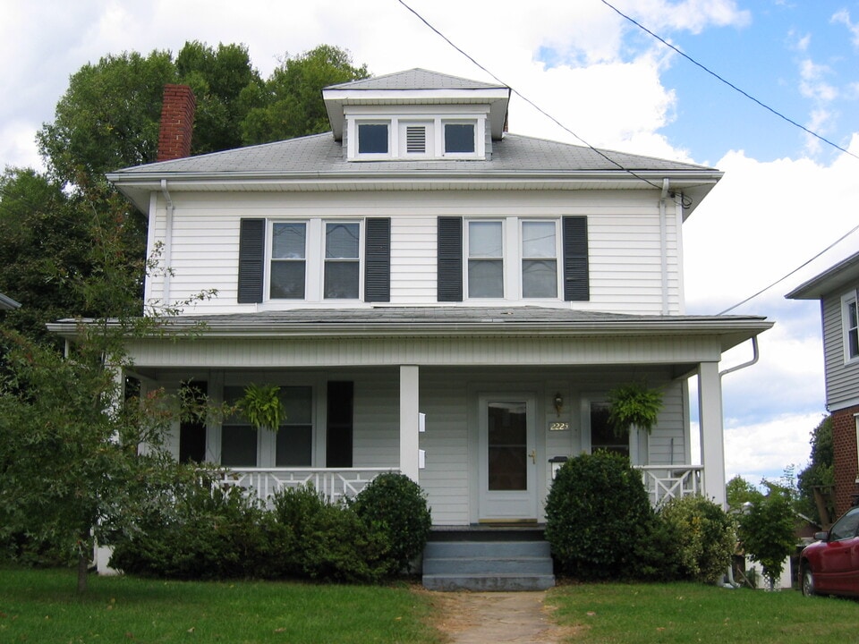 2225 Berkley Ave SW, Unit Apt. 2 in Roanoke, VA - Building Photo