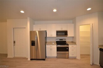 2197 Davis Ct in Ft. Myers, FL - Building Photo - Building Photo