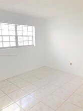 462 Golden Isles Dr in Hallandale Beach, FL - Building Photo - Building Photo