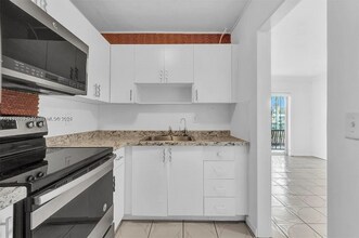 1050 SW 1st St in Miami, FL - Building Photo - Building Photo