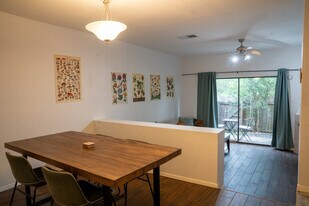 11404 Walnut Ridge Dr, Unit 103 in Austin, TX - Building Photo