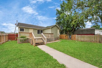205 Jewel St in Pasadena, TX - Foto de edificio - Building Photo