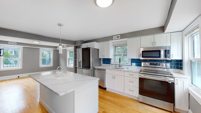 21 Washington Ave, Unit 2nd and 3rd floor in Natick, MA - Foto de edificio - Building Photo