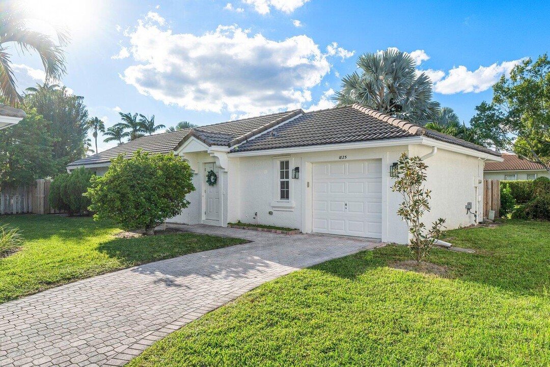 1825 Capeside Cir in Wellington, FL - Foto de edificio