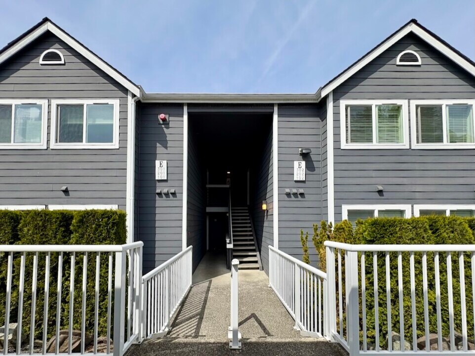 12510 109th Ct NE, Unit E202 in Kirkland, WA - Foto de edificio