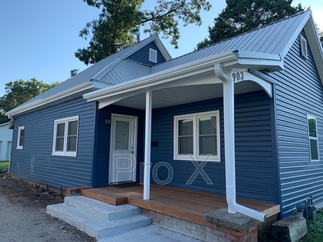 property at 903 W 3rd St