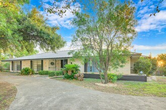 605 Squires Row in San Antonio, TX - Building Photo - Building Photo
