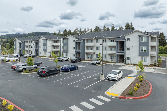 Crestview Crossing Apartments in Newberg, OR - Foto de edificio - Building Photo