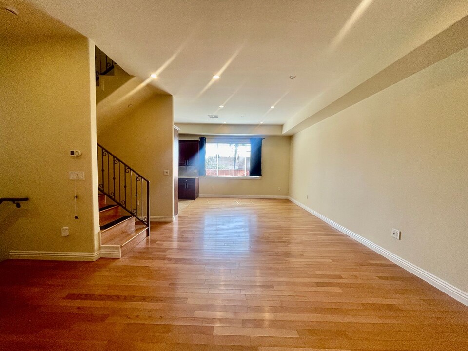 1307 Alexandria Ave in Los Angeles, CA - Foto de edificio