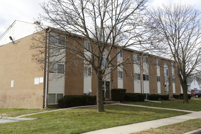 Woodlawn Village Apartments in Gwynn Oak, MD - Foto de edificio - Building Photo