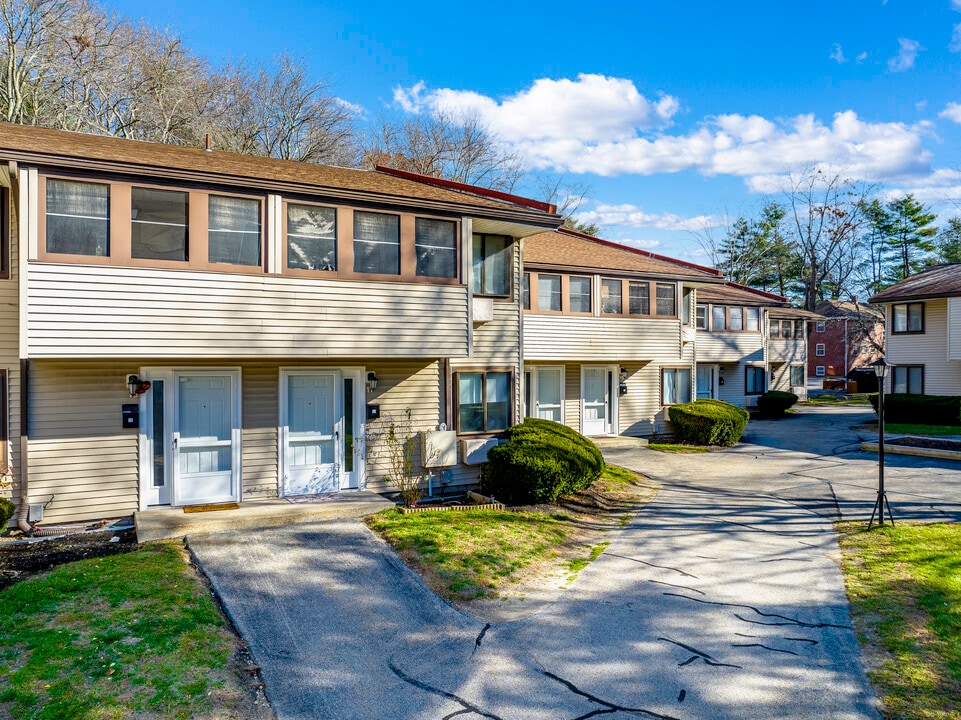 Presidential Courts in Stoughton, MA - Foto de edificio