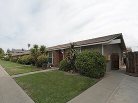 935 Minnewawa Ave in Clovis, CA - Building Photo