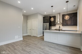 2318 W Thomas St in Chicago, IL - Building Photo - Building Photo