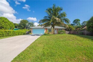 7402 Coquina Ave in Fort Pierce, FL - Building Photo