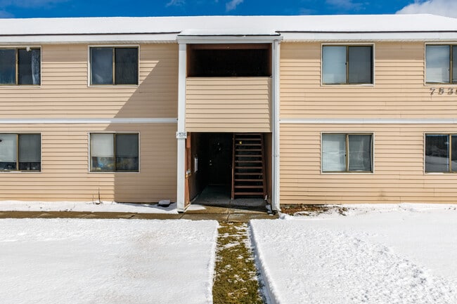 Maple Manor in Bridgeport, NY - Foto de edificio - Building Photo