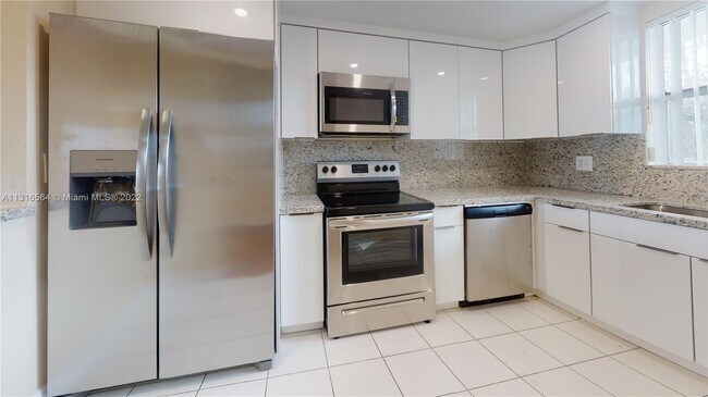 9363 Fontainebleau Blvd-Unit -H205 in Miami, FL - Building Photo - Building Photo