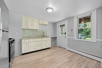 61 Holabird Ave in Winchester, CT - Building Photo - Building Photo