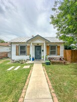 902 Dakota St in San Antonio, TX - Building Photo