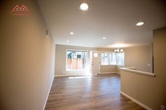 1823 El Parque Ct in San Mateo, CA - Foto de edificio - Building Photo