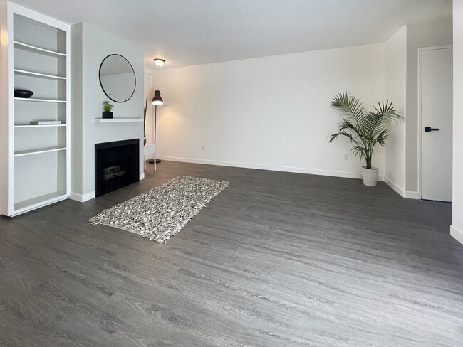 9047 Langdon Ave, Unit 12 in North Hills, CA - Building Photo - Building Photo