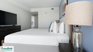 1950 Mayfair St, Unit 923 in Naples, FL - Foto de edificio - Building Photo