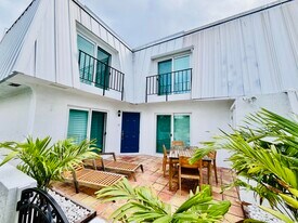 106 Linda Ln in Riviera Beach, FL - Building Photo