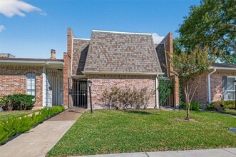 4426 Basswood Ln in Bellaire, TX - Building Photo - Building Photo