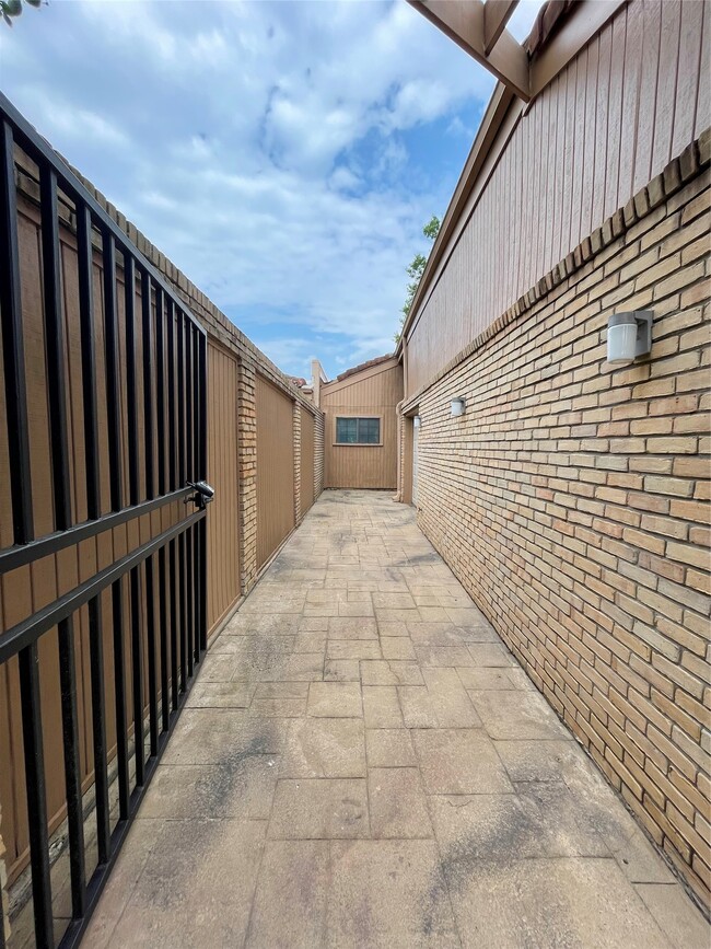 12 Hallmark Dr in Panorama Village, TX - Building Photo - Building Photo