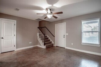 2002 20th St-Unit -104 in Huntsville, TX - Foto de edificio - Building Photo