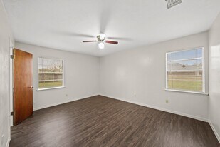 322 Pinedale Ave in Arcola, TX - Building Photo