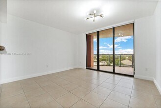 2301 SW 27th Ave, Unit 602 in Miami, FL - Foto de edificio - Building Photo