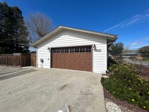 1665 Chris Ln in San Martin, CA - Foto de edificio - Building Photo