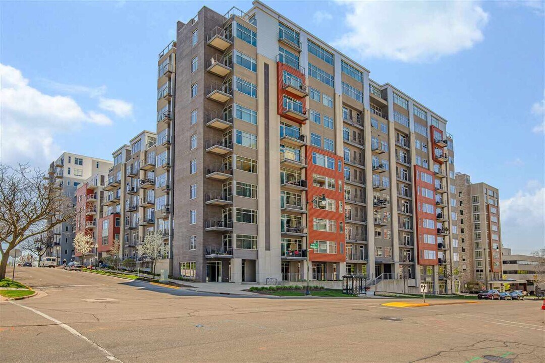 309 W Washington Ave, Unit 406 in Madison, WI - Building Photo