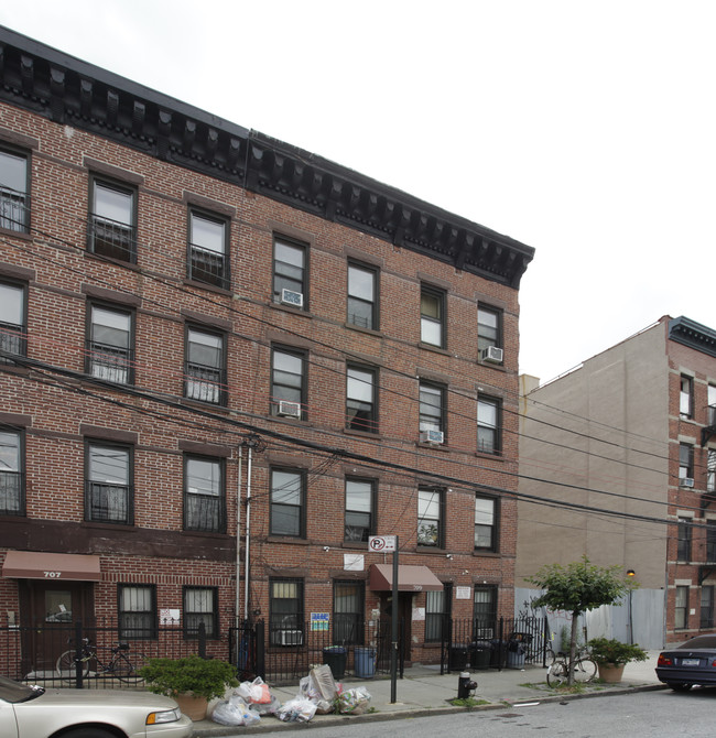 709 Henry St in Brooklyn, NY - Building Photo - Building Photo