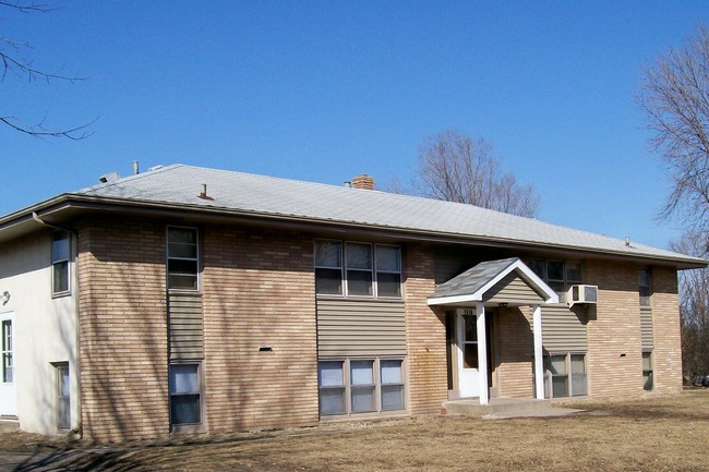7617 69th Ave N in Brooklyn Park, MN - Foto de edificio - Building Photo